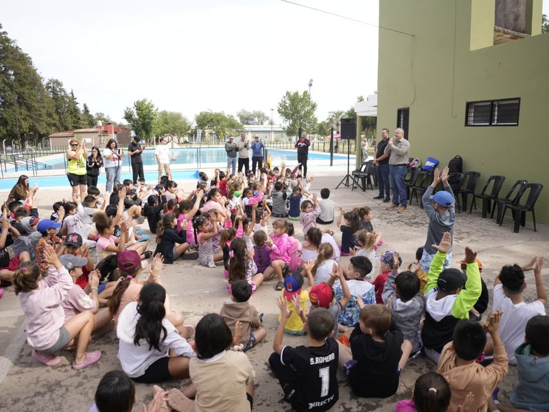 Comenzó la Escuela de Verano Municipal en la pileta comunitaria de barrio San Juan Bautista