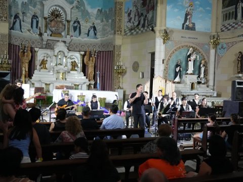 La propuesta "Navidad en Villa María" llegó a la parroquia Santísima Trinidad