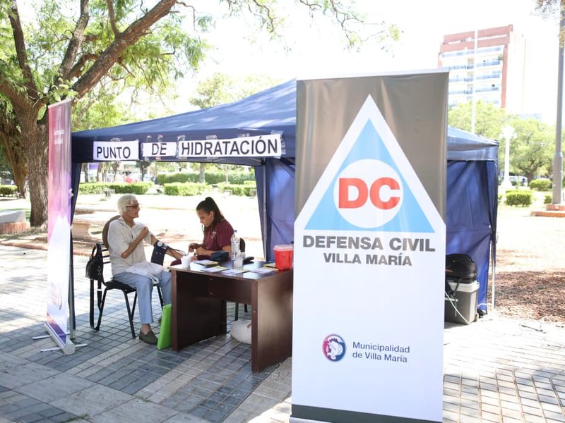 Ola de calor: Defensa Civil instaló un punto de hidratación en Plaza Centenario