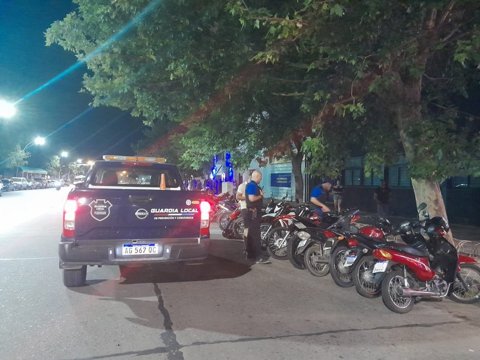 Operativos de control: más de 40 vehículos retenidos y un kiosco clausurado por venta de bebidas alcohólicas fuera de horario