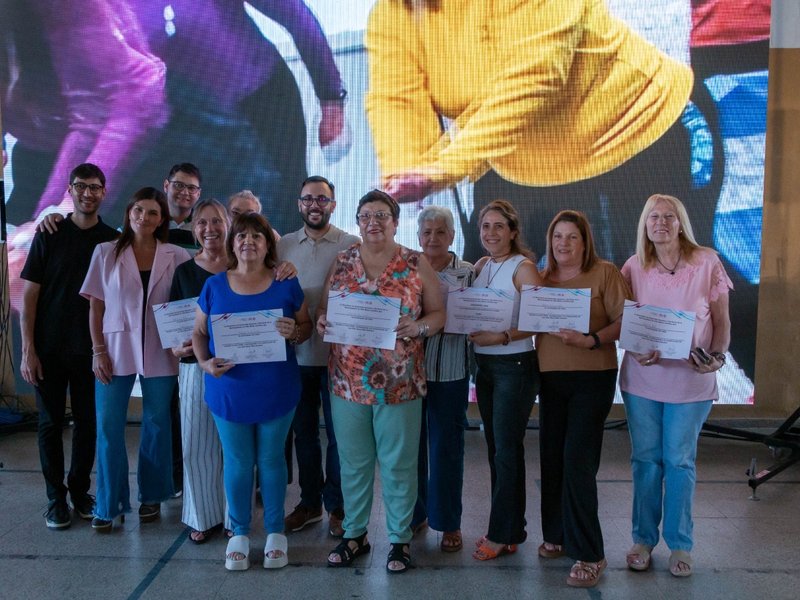 Más de 400 personas mayores recibieron certificados por su participación en talleres municipales
