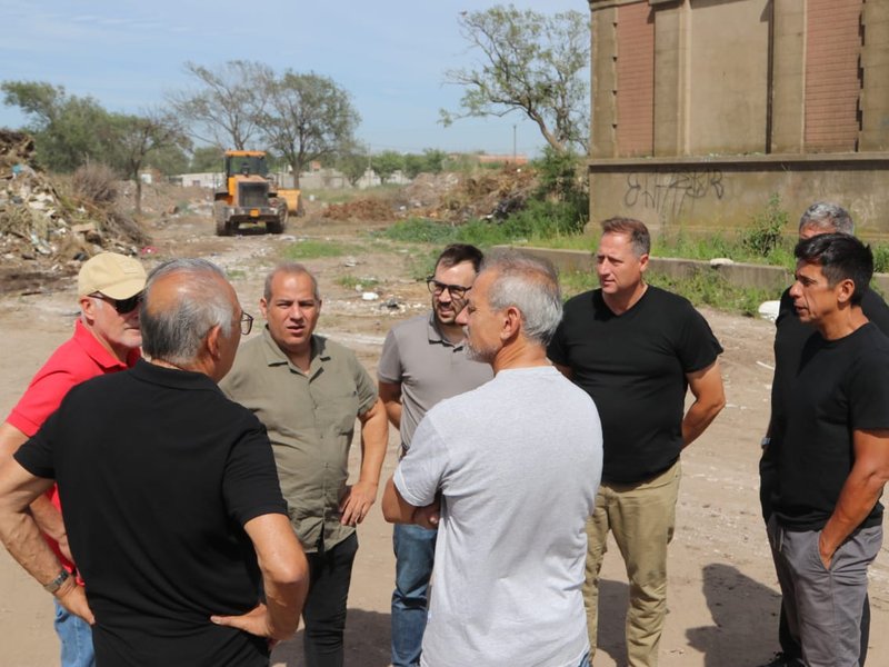 Iniciaron las tareas de limpieza en lo que será el nuevo predio deportivo del barrio Las Acacias