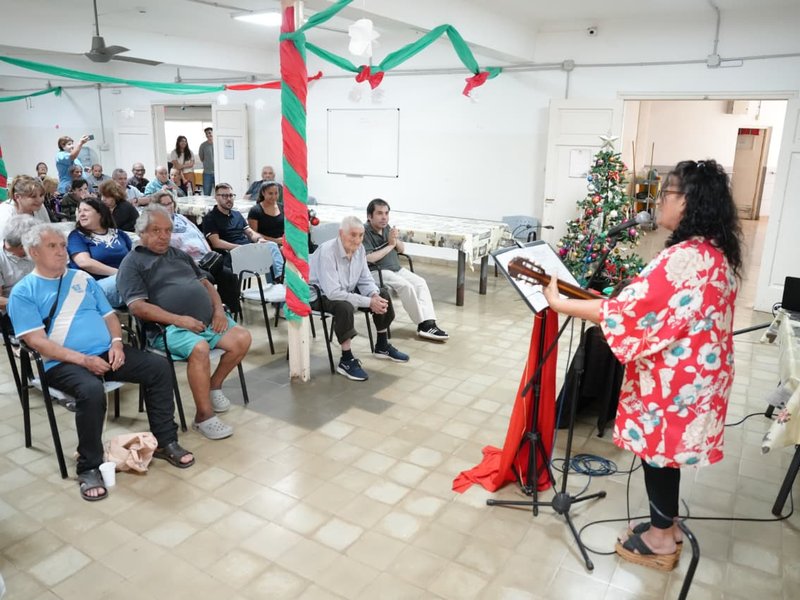Se realizó una propuesta artística navideña en el Hogar de Ancianos Municipal
