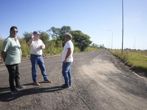 El municipio mejora calles de tierra con asfalto reciclado