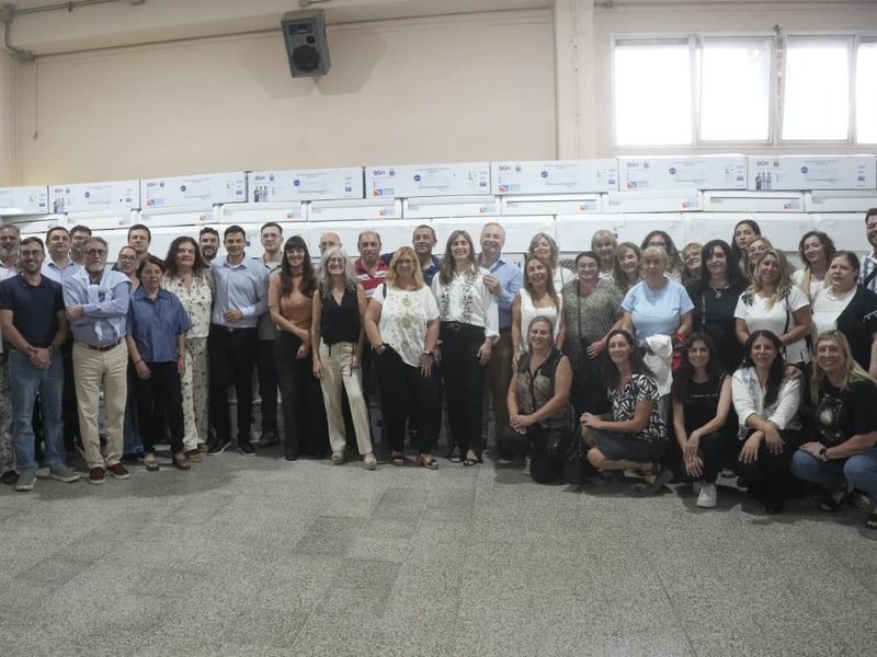 Con la entrega de 130 equipos de aire acondicionado a 17 escuelas públicas, Villa María es la primera ciudad con el 100% de aulas climatizadas