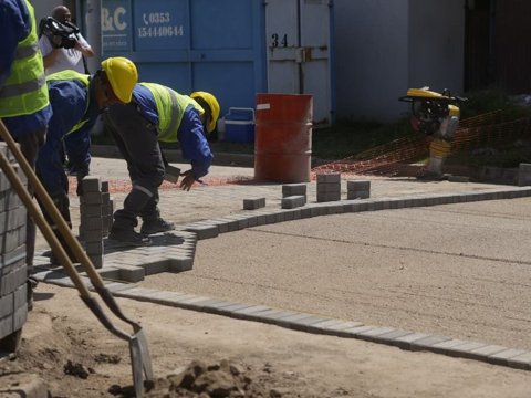 Avanza la obra de adoquinado en un sector de barrio Bello Horizonte