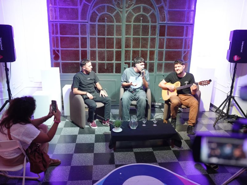 Se llevó a cabo el encuentro “Charla y música en vivo” con Juli Cardozo