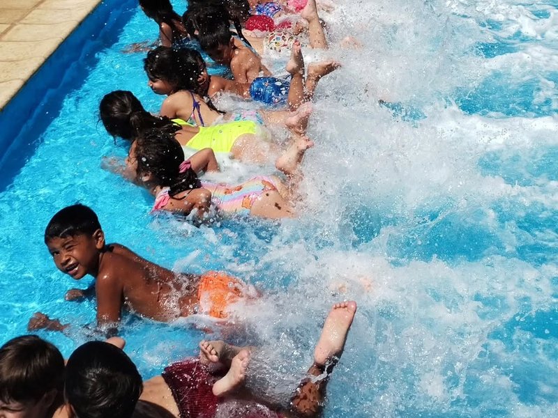 Más de 500 niños disfrutan de la escuela de verano municipal en la pileta comunitaria