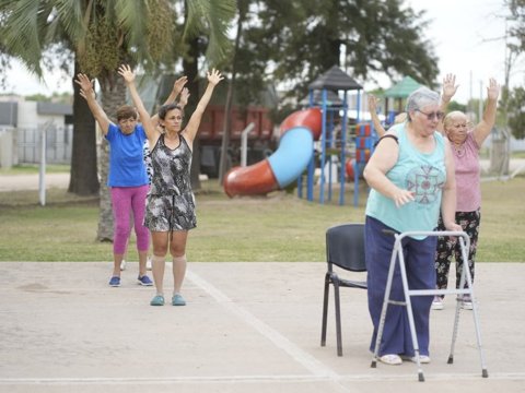 Más de 100 personas mayores participan de las propuestas de verano en la Pileta Comunitaria