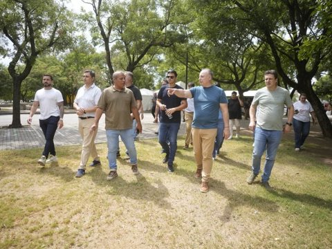 En la costanera, el intendente Accastello brindó detalles del Recorrido Peñero 2026