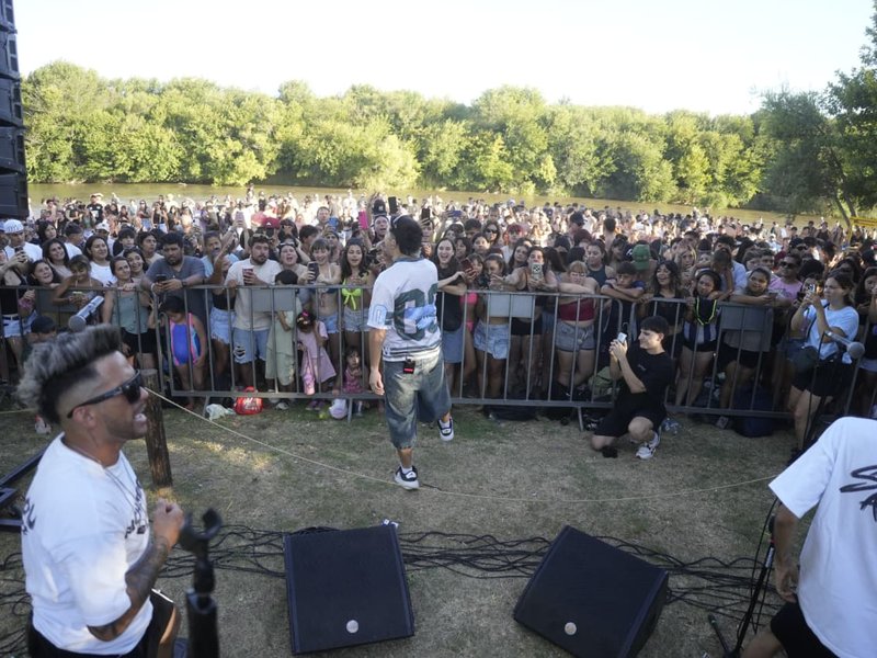 Simón Aguirre adelantó la “Noche de Cuarteto” del festival en el parador Puerto Madero ante más de 3000 personas