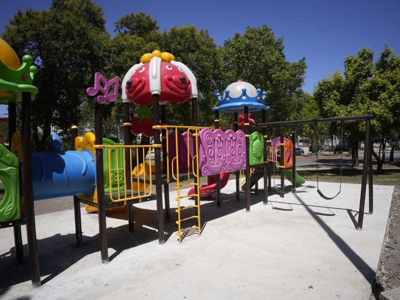 El municipio instaló nuevos juegos infantiles en la plaza “Pedro Viñas”
