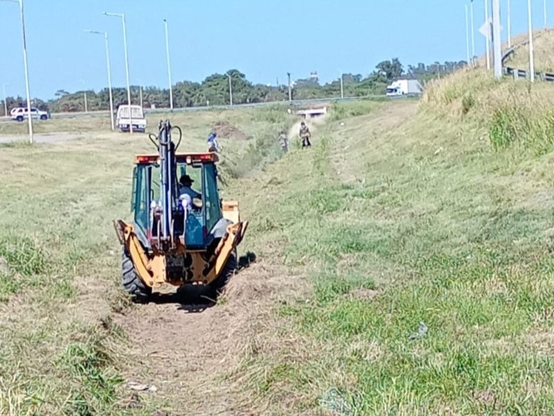 Se trabaja en el mantenimiento del canal pluvial ubicado en calle Buenos Aires a la altura de autopista