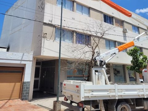 Se instalan postes de alumbrado público en barrio Güemes