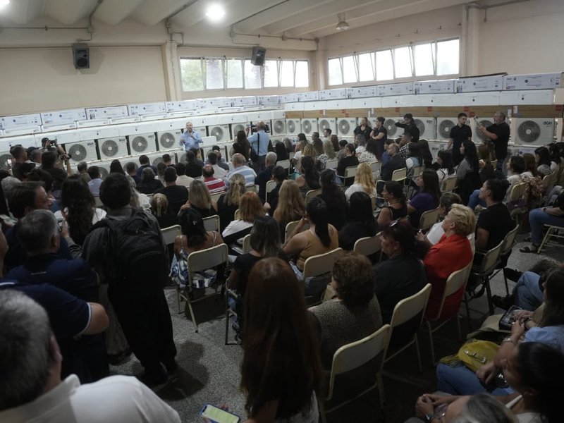 Con la entrega de 130 equipos de aire acondicionado a 17 escuelas públicas, Villa María es la primera ciudad con el 100% de aulas climatizadas