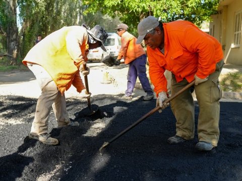 Avanza la pavimentación en nueve cuadras de barrio Las Playas