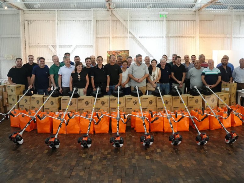 El municipio recibió equipamiento para mantenimiento urbano por parte del ENRED