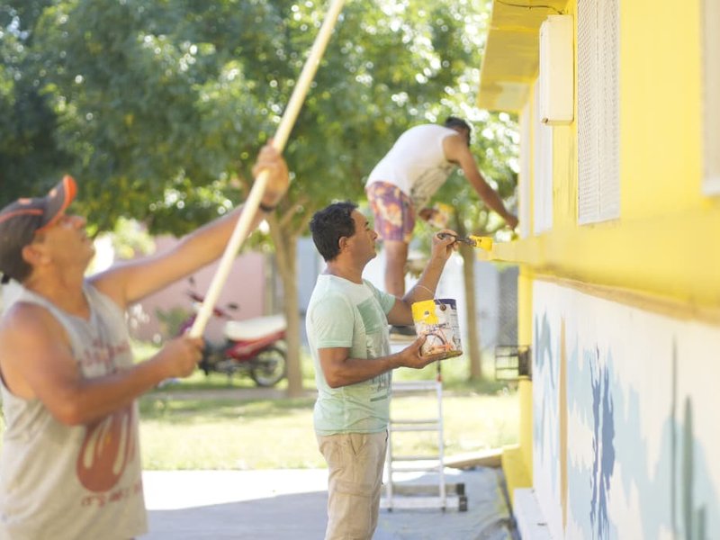 El municipio avanza con tareas de pintura en más de 20 instituciones educativas