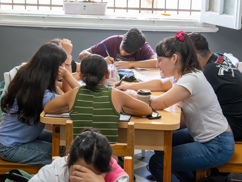 Acompañamiento a la educación: casi 70 estudiantes secundarios reciben apoyo escolar gratuito para rendir exámenes en febrero