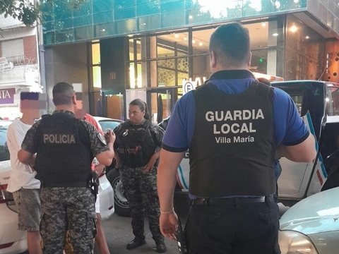 Agentes de la Guardia Local aprehendieron a dos personas que minutos antes robaron en un comercio