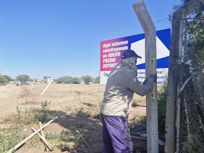 Avanza el cerramiento del nuevo predio deportivo del barrio Las Acacias con la colocación de tejido perimetral
