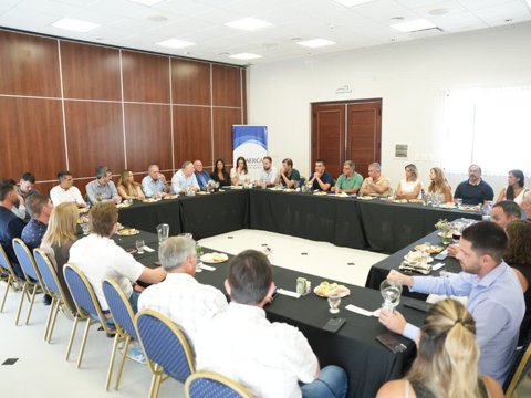 El intendente Accastello y el ministro Busso trabajaron junto empresarios locales para potenciar la producción y el comercio