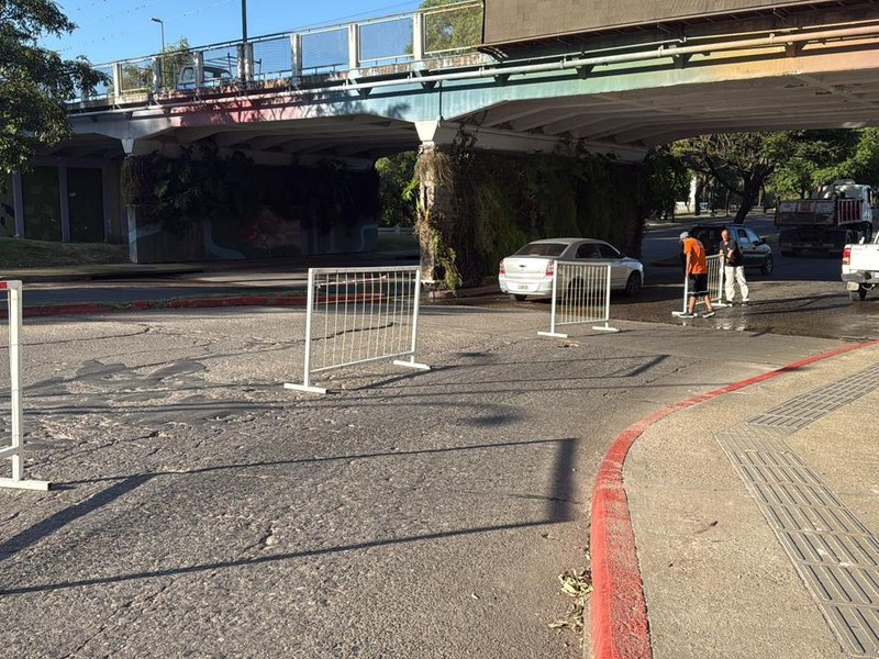 Corte vehicular de media calzada en el Puente Alberdi por trabajos de mantenimiento
