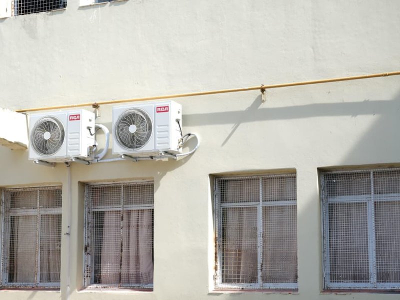 La municipalidad trabaja en la colocación de 34 aires acondicionados en la Escuela del Trabajo