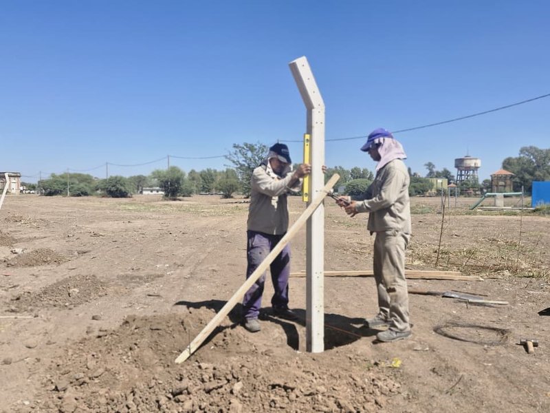 Avanza el cerramiento del nuevo predio deportivo del barrio Las Acacias con la colocación de tejido perimetral