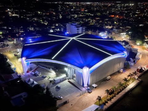 El Anfiteatro Municipal inauguró nueva iluminación ornamental externa