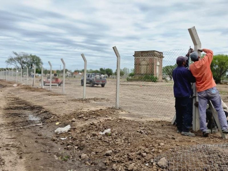 Nuevo predio deportivo en Las Acacias: avanza la colocación del tejido perimetral para que 4 clubes accedan a su predio
