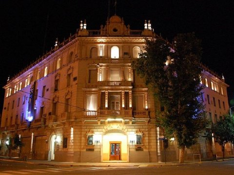 El Municipio apagará las luces externas de edificios públicos durante la madrugada