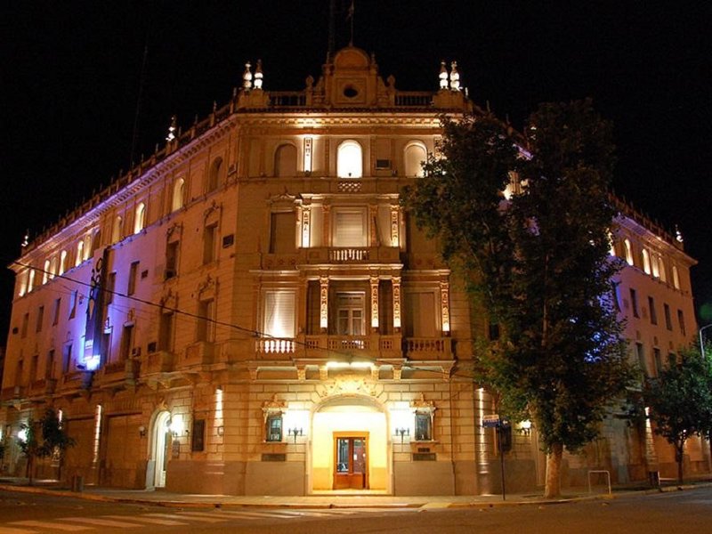 El Municipio apagará las luces externas de edificios públicos durante la madrugada