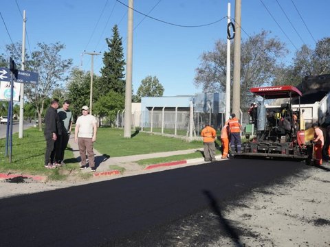 Obras: avanza la pavimentación en el barrio San Juan Bautista y el cantero central de la avenida Mercedarios en Los Olmos