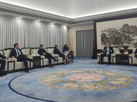 Gestiones en China: el intendente Eduardo Accastello mantuvo una reunión de trabajo junto al vicepresidente de una importante entidad de cooperación internacional