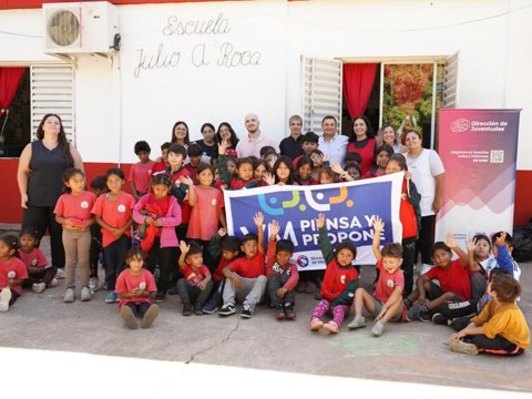 VM Piensa y Propone: entregaron útiles recolectados en el festival eco solidario a la Escuela Rural Julio A. Roca