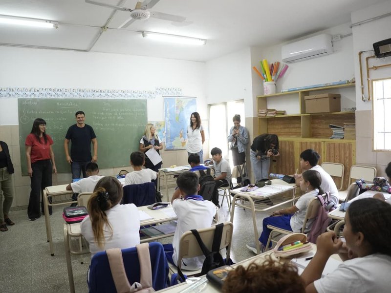 Se entregó mobiliario áulico a la escuela primaria “José Manuel Estrada” de barrio Bello Horizonte