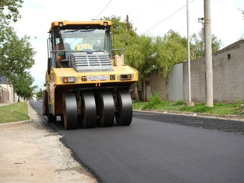 Se pavimentaron 4 cuadras en los últimos dos días en barrio Las Playas