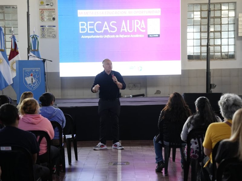 Más educativa: el municipio entregó 200 becas aura a estudiantes del nivel primario y secundario