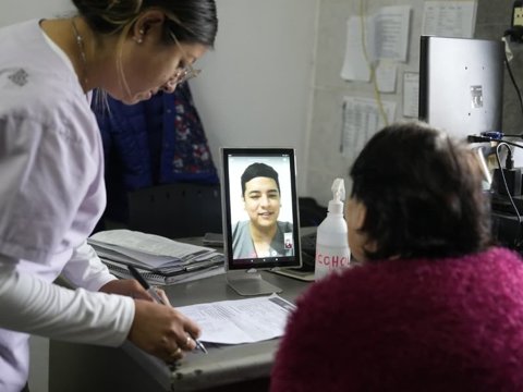 El municipio realiza fichas médicas a adultos mayores mediante el sistema de Medicina Digital Mixta