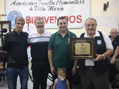 VM Piensa y Propone: el Municipio entregó instrumentos y becas a la familia Piamontesa