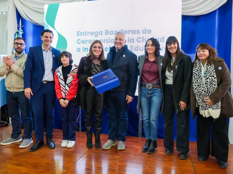 El municipio entregó banderas de ceremonia de Villa María a instituciones educativas