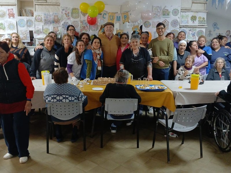 Accastello participó del festejo de cumpleaños del mes de mayo de los residentes del Hogar Municipal “Roberto Velo de Ipola”