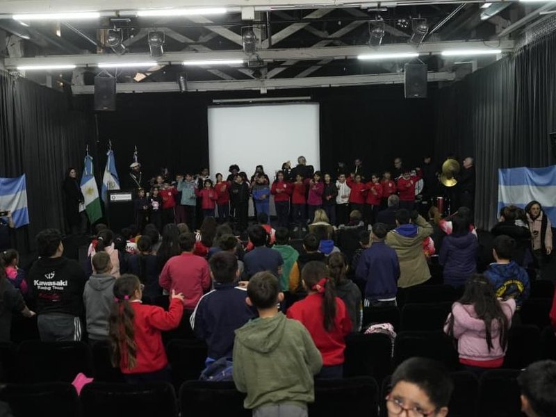 Accastello participó de una actividad escolar por el Día del Himno Nacional Argentino
