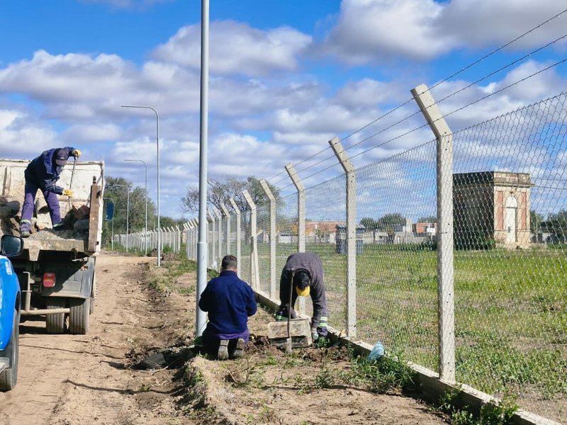 El municipio colocó luces led en el perímetro del nuevo predio deportivo de barrio Las Acacias