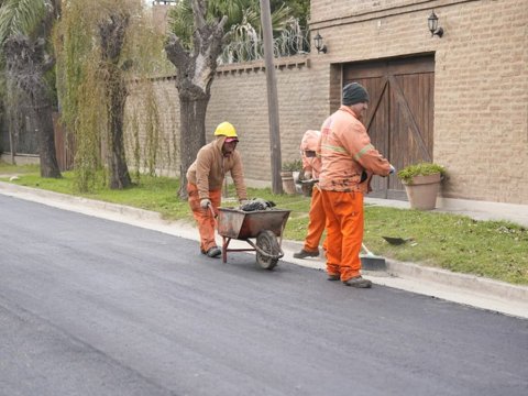Accastello supervisó la obra de pavimentación en Mariano Moreno