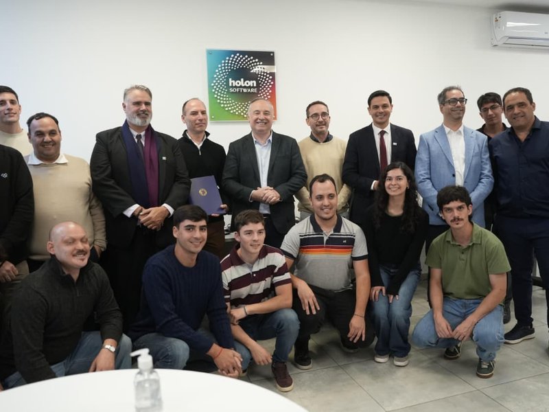 Beneficio para la Economía del Conocimiento: Accastello entregó el decreto que exime del pago de tasas de comercio e industria a la empresa Holon