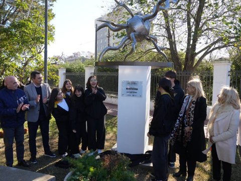Se inauguró una obra escultórica que pone en valor a la educación, la cultura y el arte