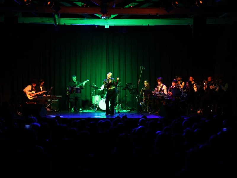 "Armonía en Escena”: la VM Big Band y Emma Roach protagonizaron un nuevo concierto de los elencos municipales