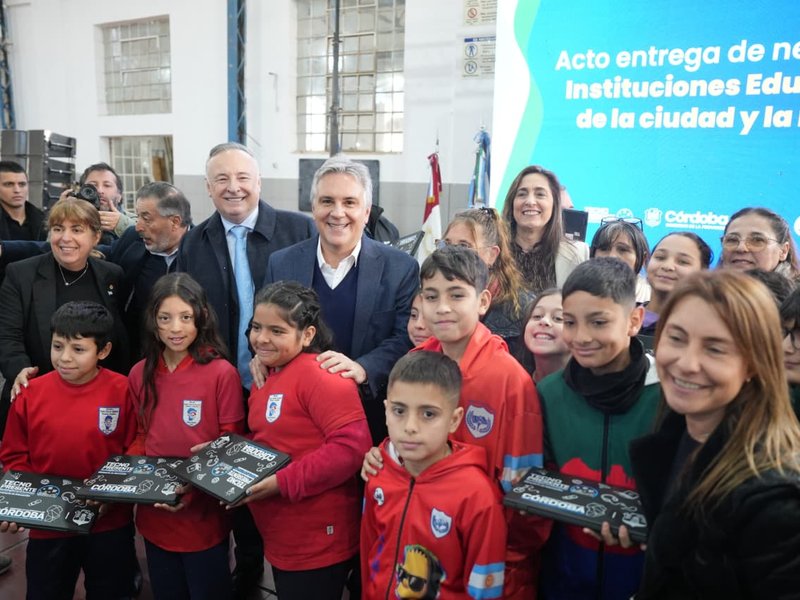 Accastello y Llaryora entregaron 400 netbooks a instituciones educativas de Villa María